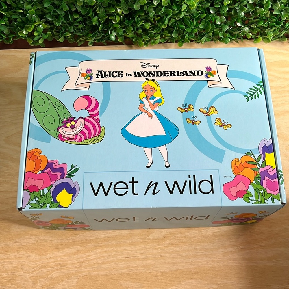 Wet N Wild Alice In Wonderland Limited Edition Pr Box - Makeup Set - Picture 2 of 15